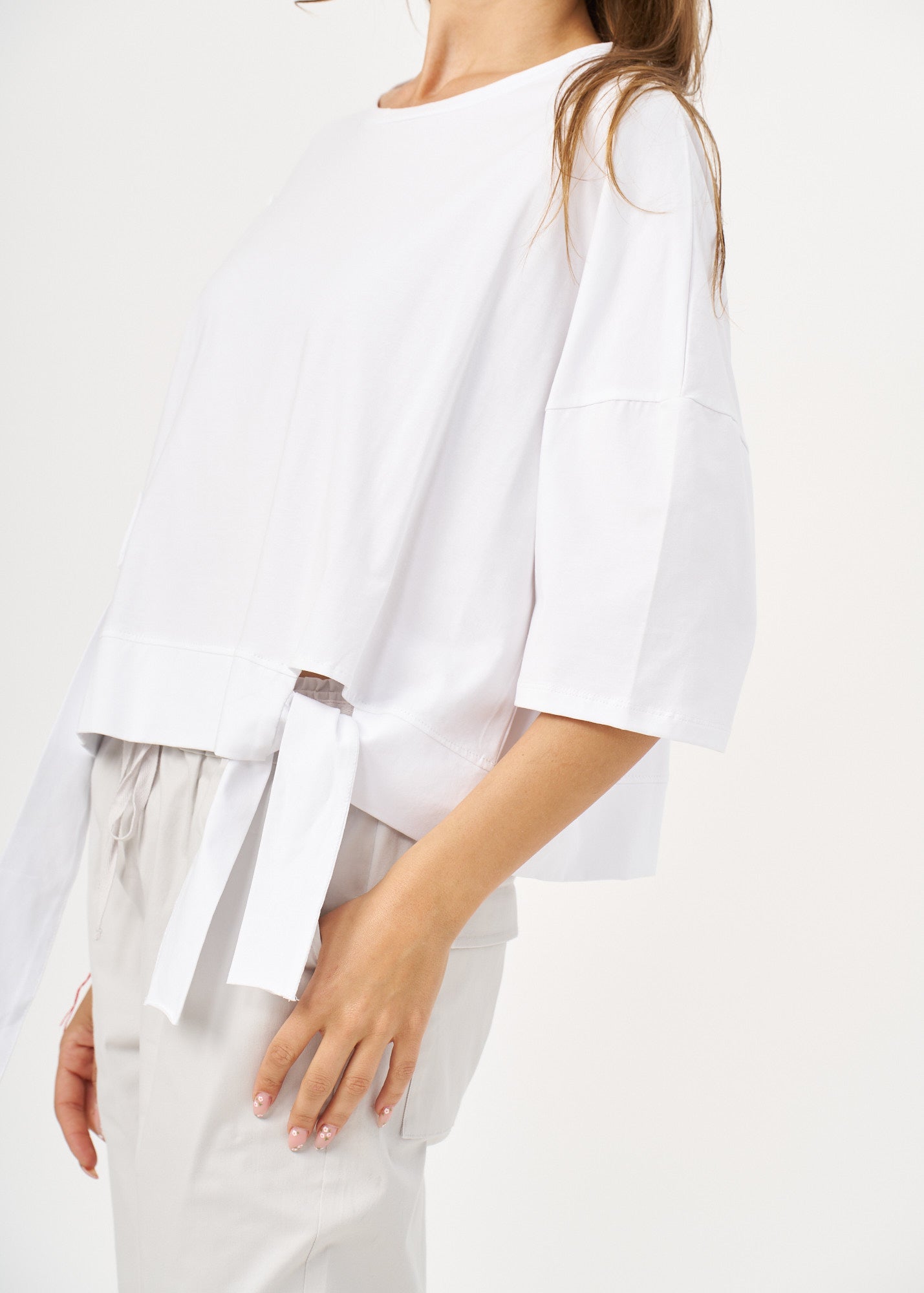 Short sleeve shirt with white side ribbon