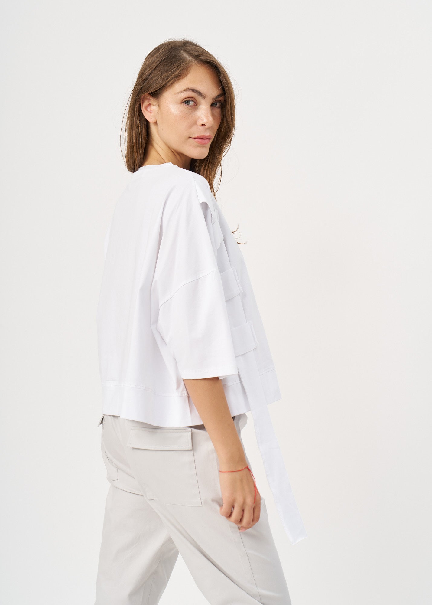 Short sleeve shirt with white side ribbon