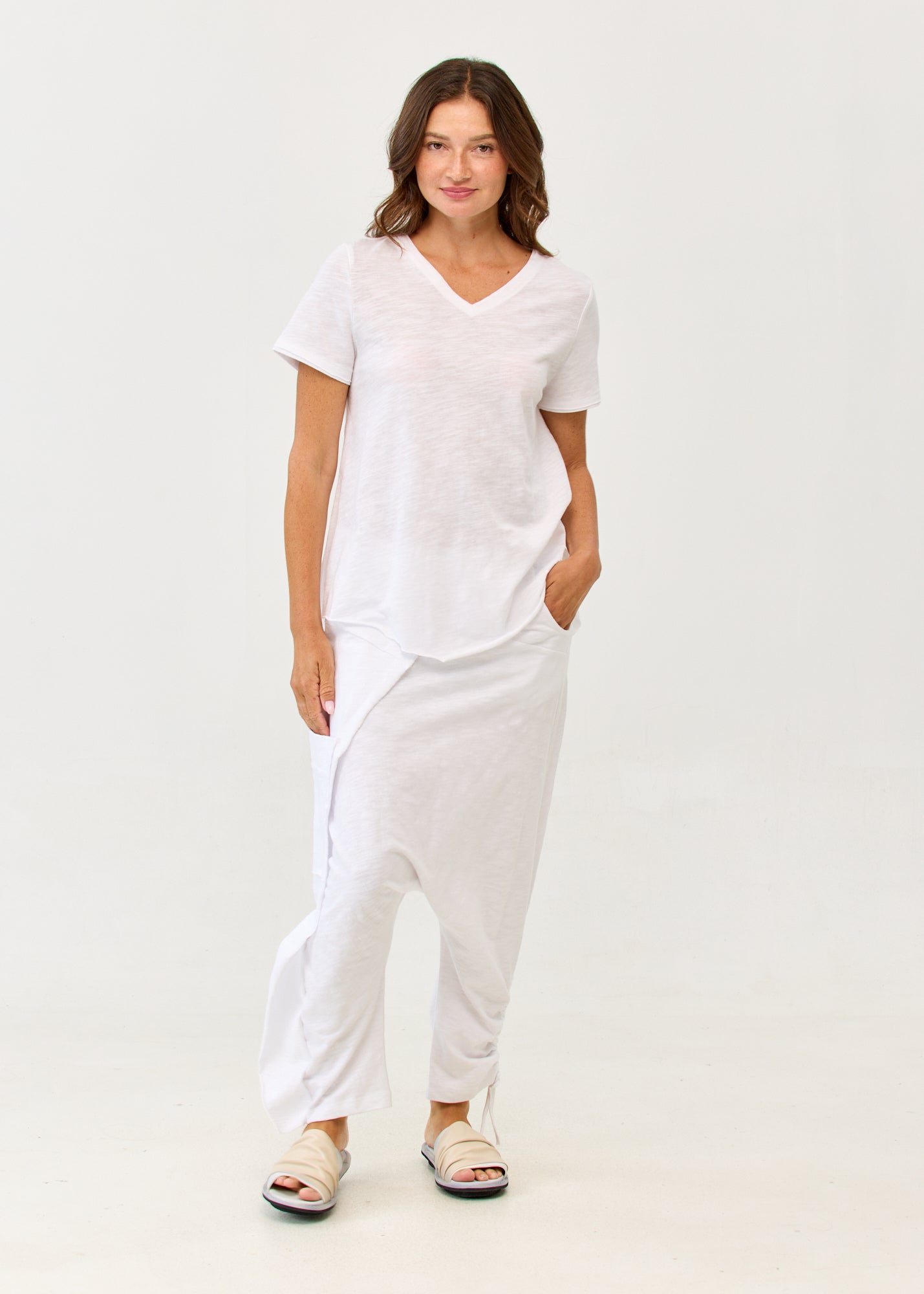 White V-neck triangle extension T-shirt