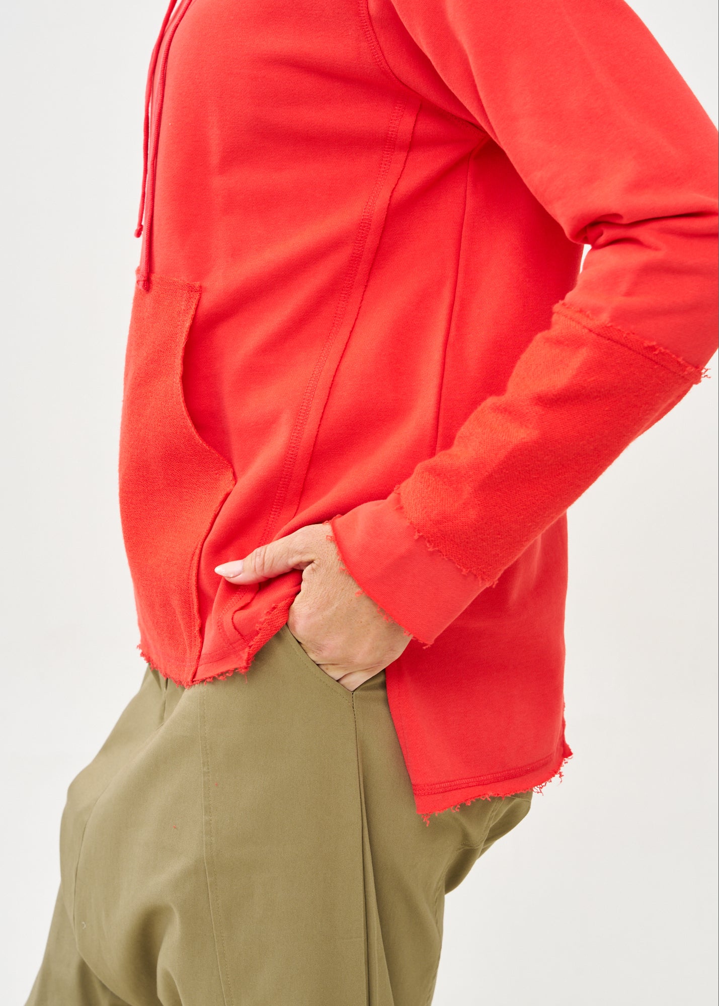 Sweatshirt with hat and external cuts, red