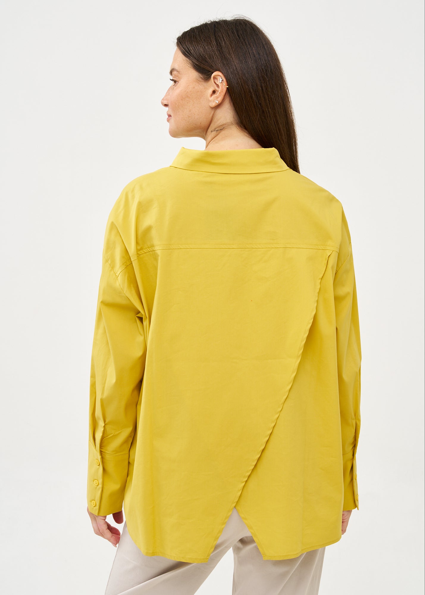 Button-down shirt with diagonal hem and mustard pocket