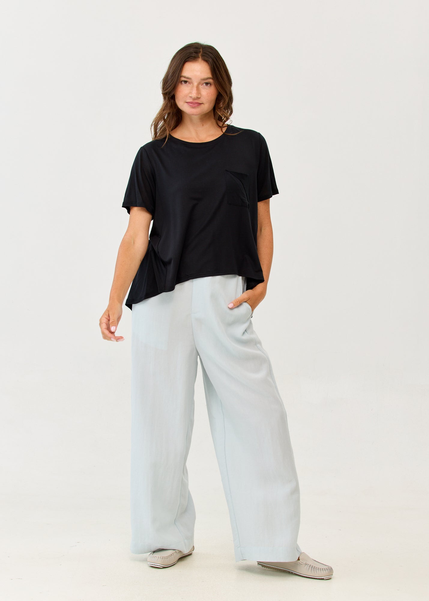 Black short-sleeve shirt with a cut pocket and thin fabric combination