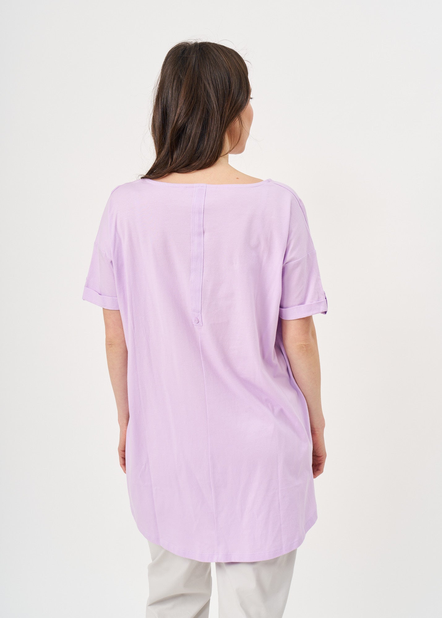 Short sleeve shirt with buttons and long back, purple