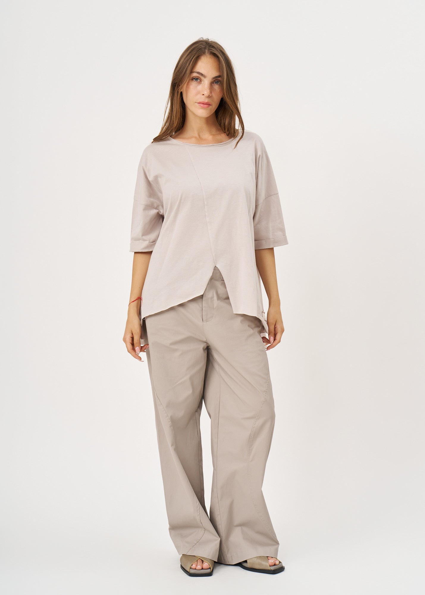T-shirt with front slit and sleeve pleat Stone