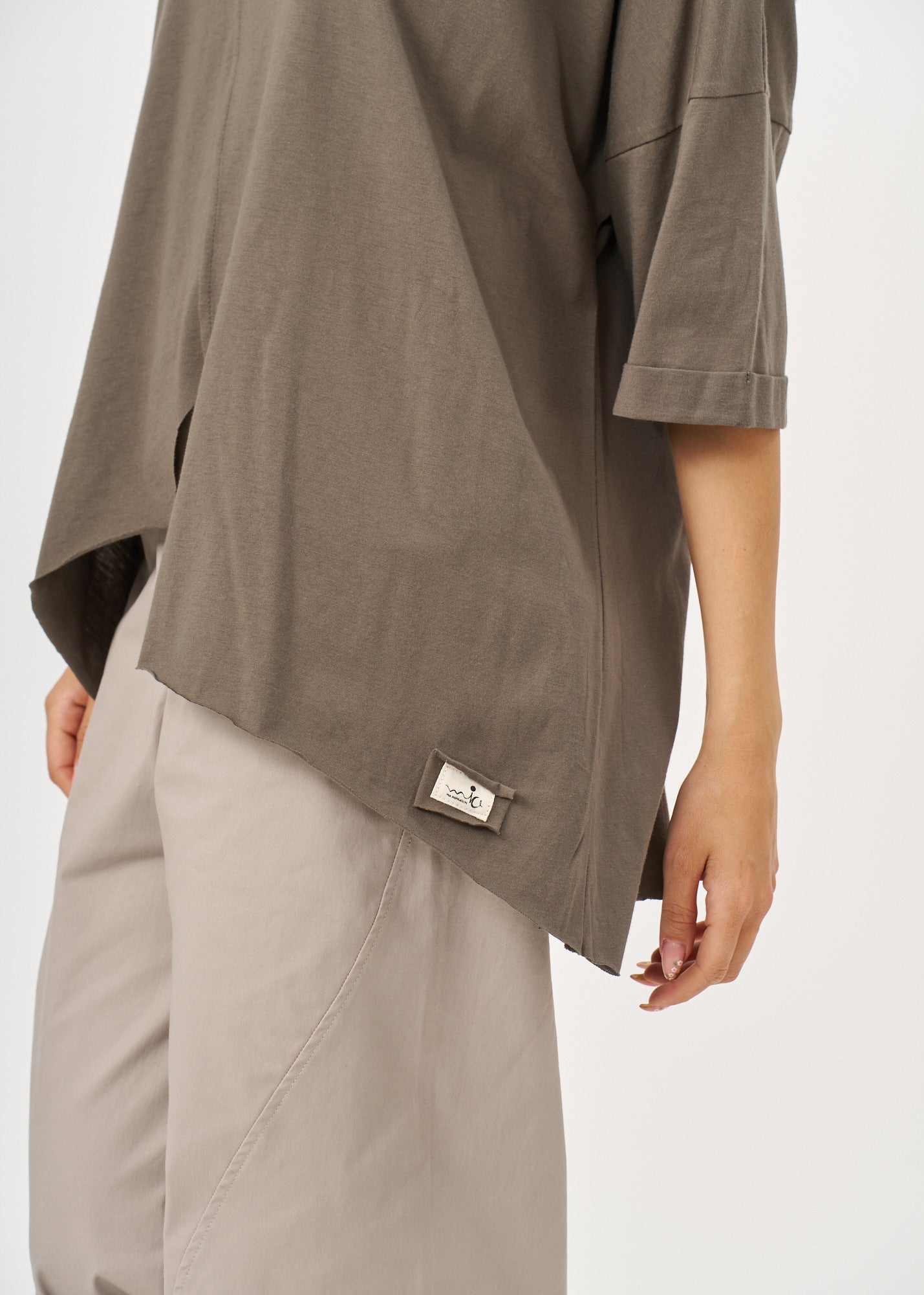 Dark gray T-shirt with front slit and sleeve pleats