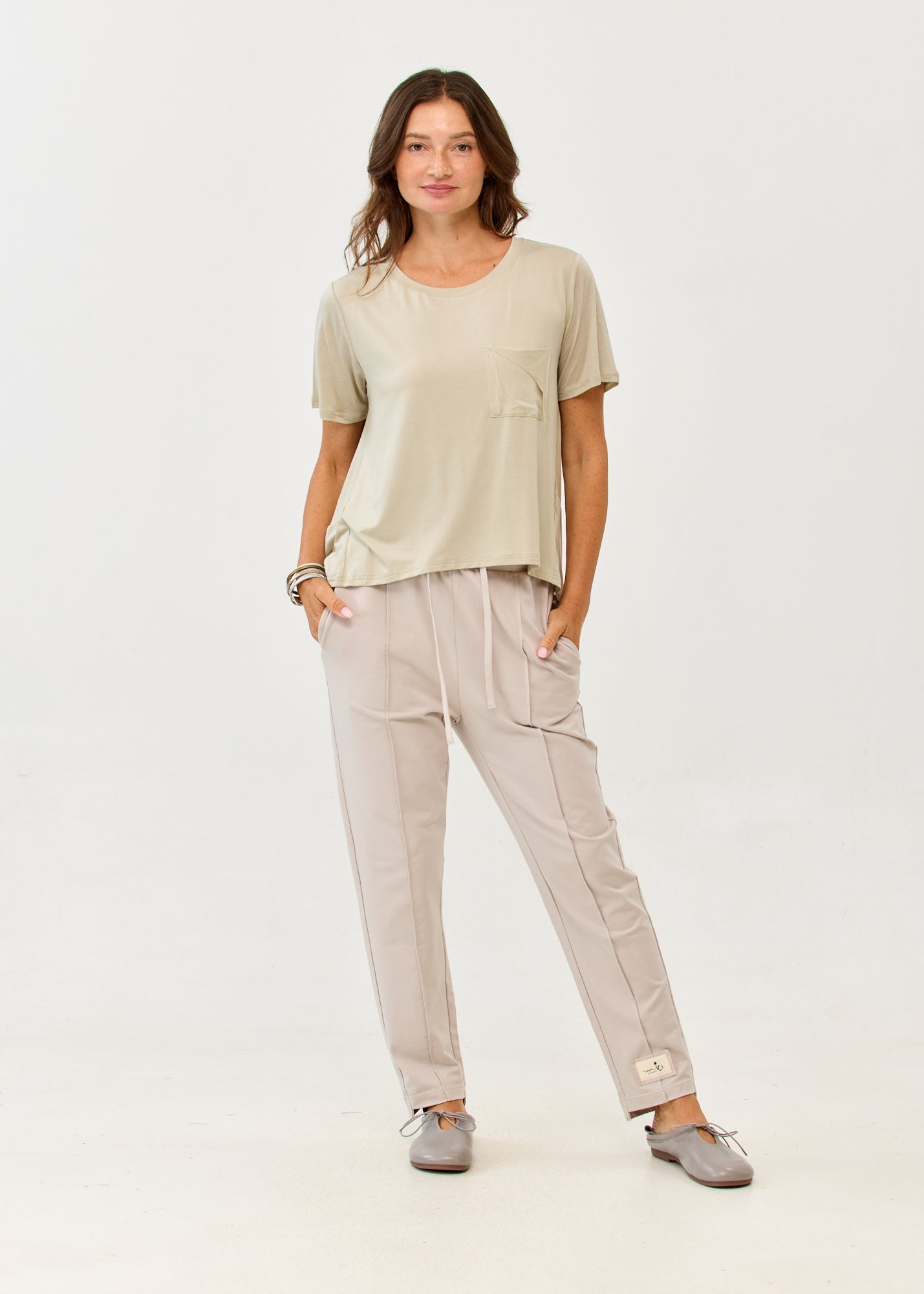 Short-sleeved shirt with cut pocket and thin brown fabric combination