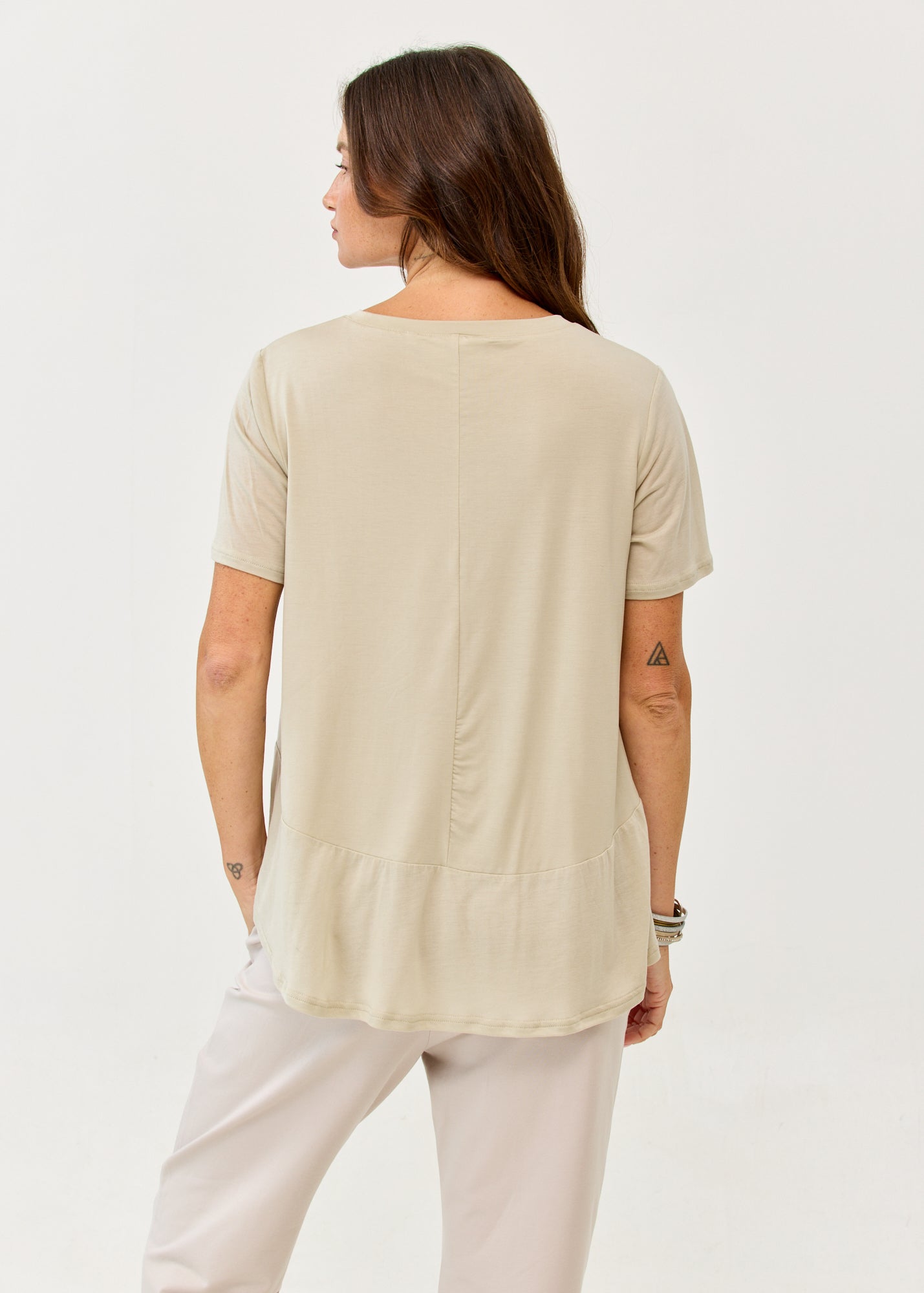 Short-sleeved shirt with cut pocket and thin brown fabric combination