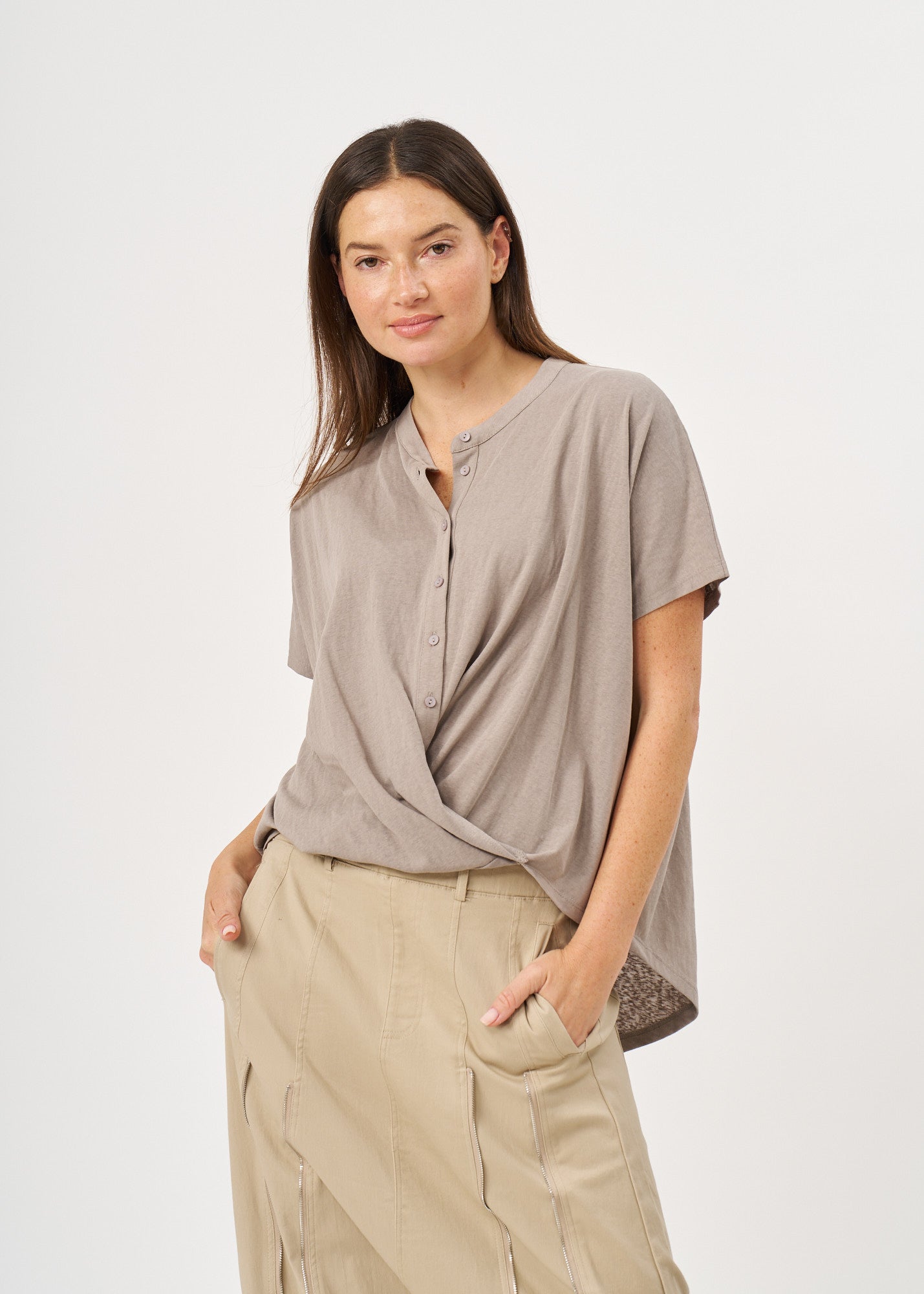 Shirt with buttons and a twisted extension, gray