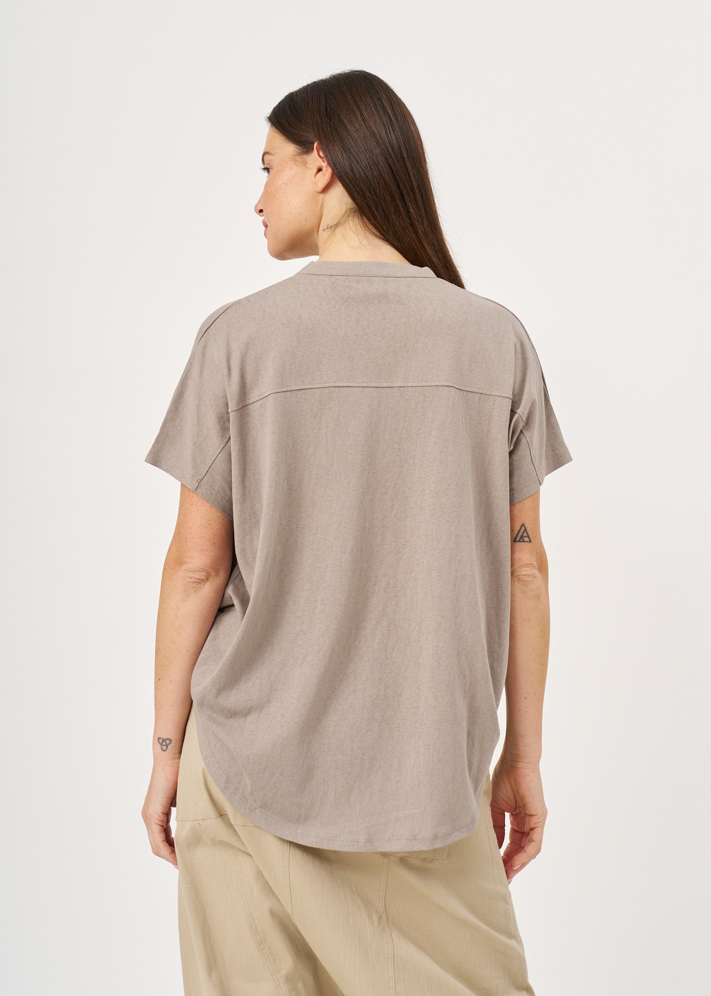 Shirt with buttons and a twisted extension, gray