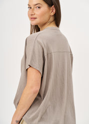 Shirt with buttons and a twisted extension, gray