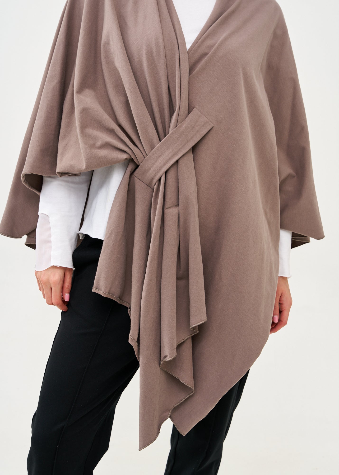 Cape with diagonal closure, gray