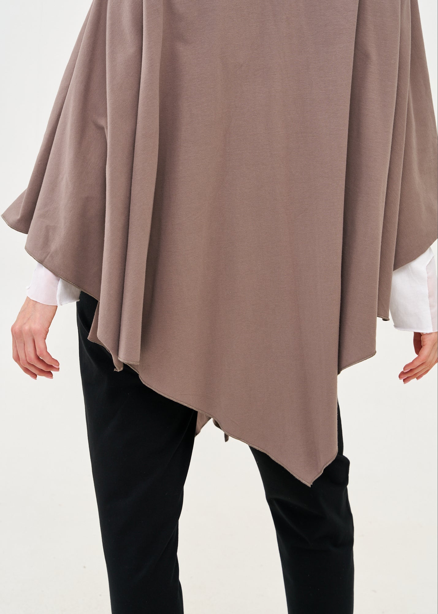 Cape with diagonal closure, gray