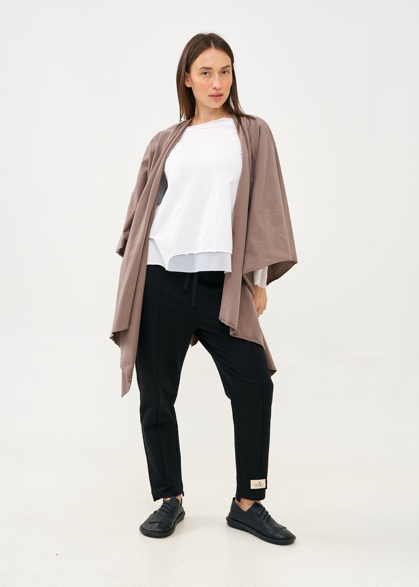 Cape with diagonal closure, gray