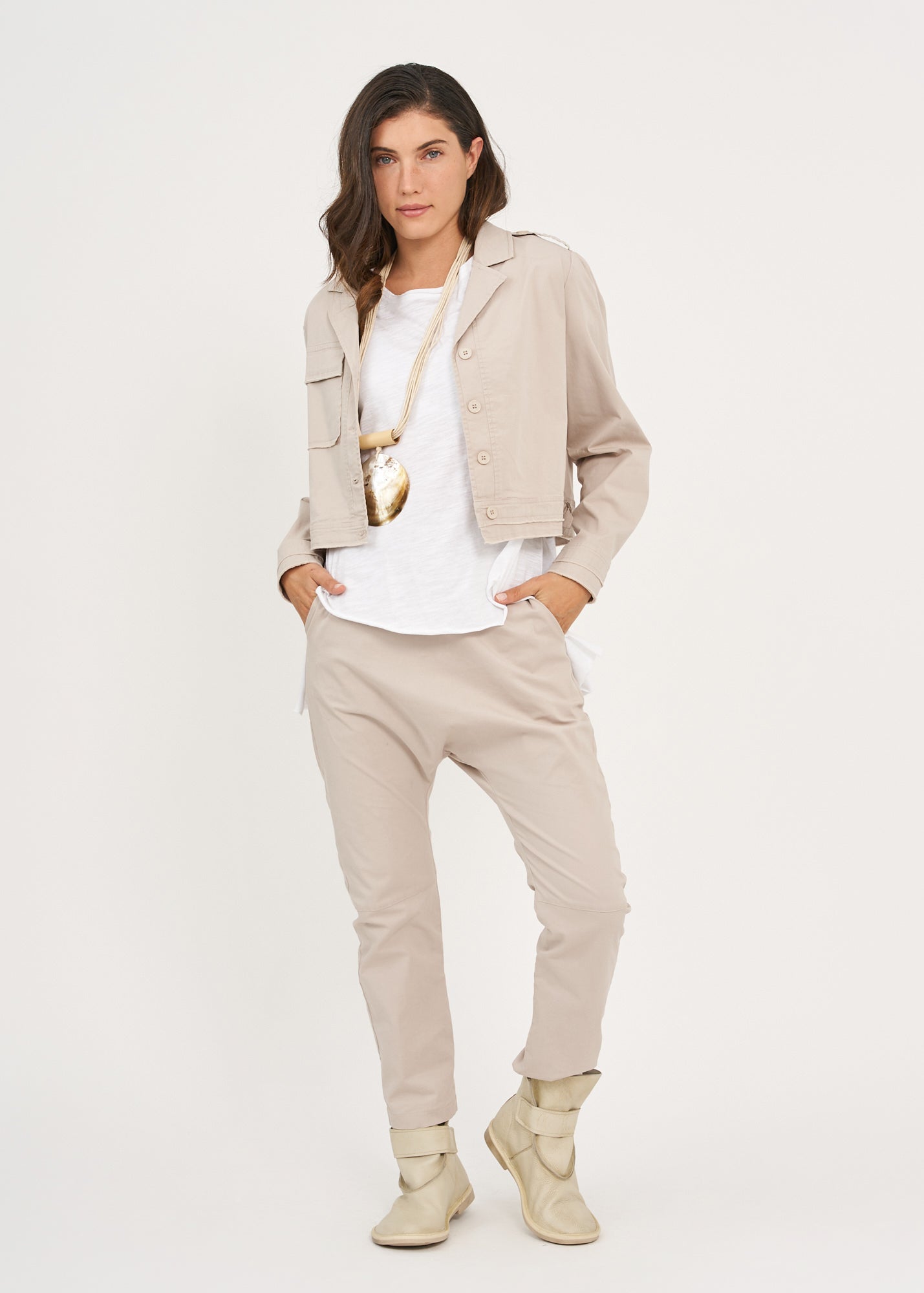 Jacket with two front pockets, Stone cut extension