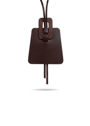 תליון טרפז מעור חום שוקולד עם אבזם עור, קלוז-אפ