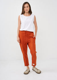Pants with a seam in the middle and a patch of hamra - 00