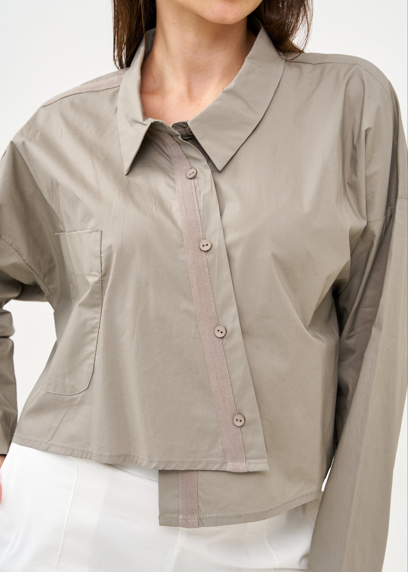 Gray ribbon combination button-down shirt