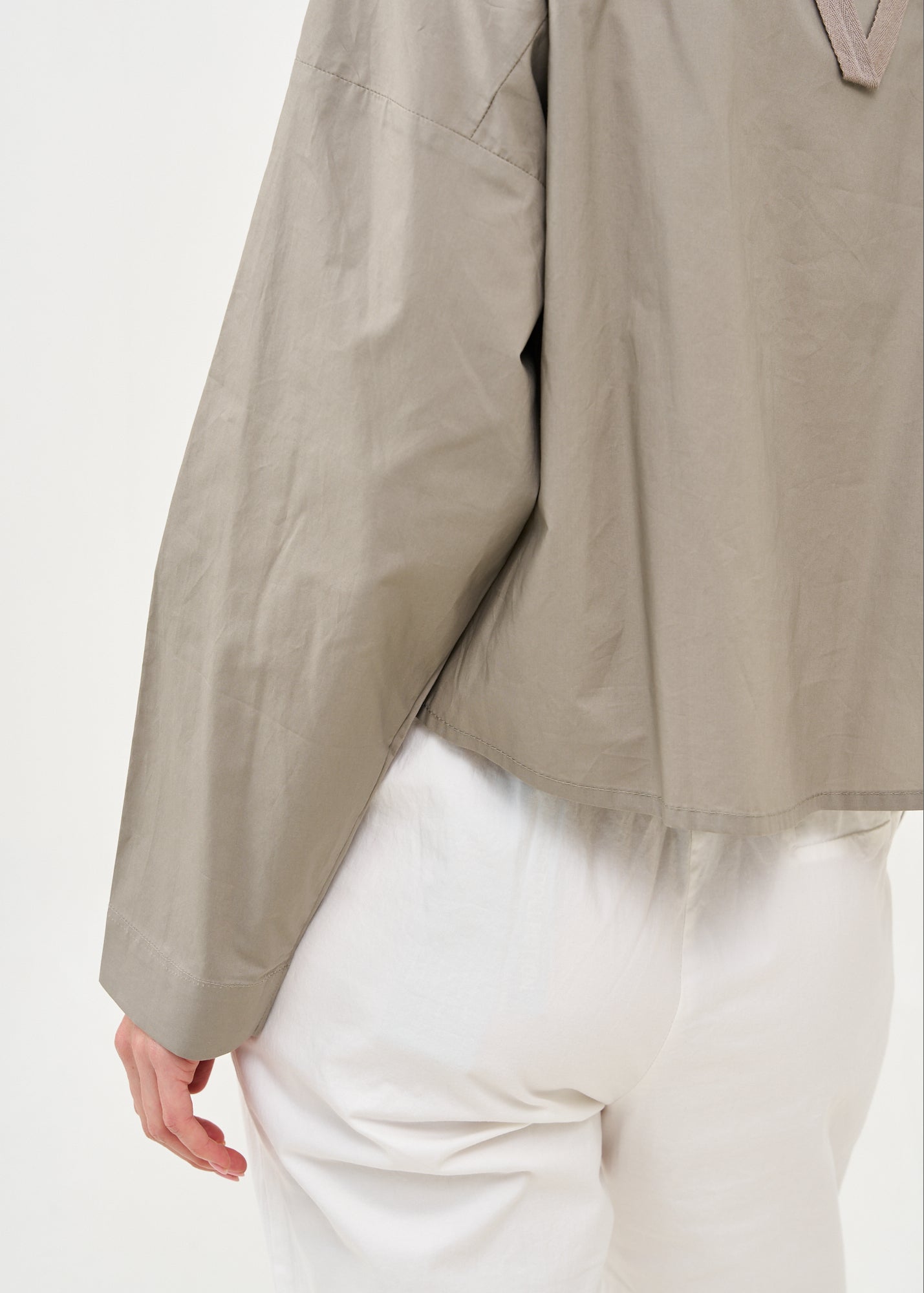 Gray ribbon combination button-down shirt