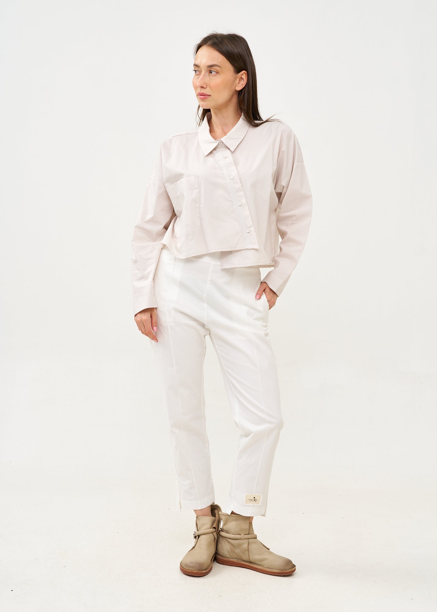 Button-down shirt with stone ribbon combination