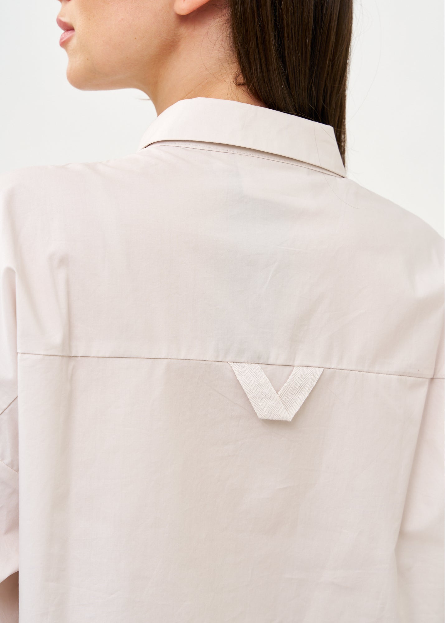 Button-down shirt with stone ribbon combination