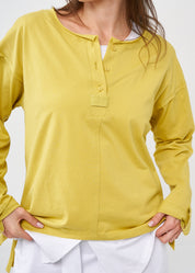 Long sleeve shirt with three buttons and mustard ribbon