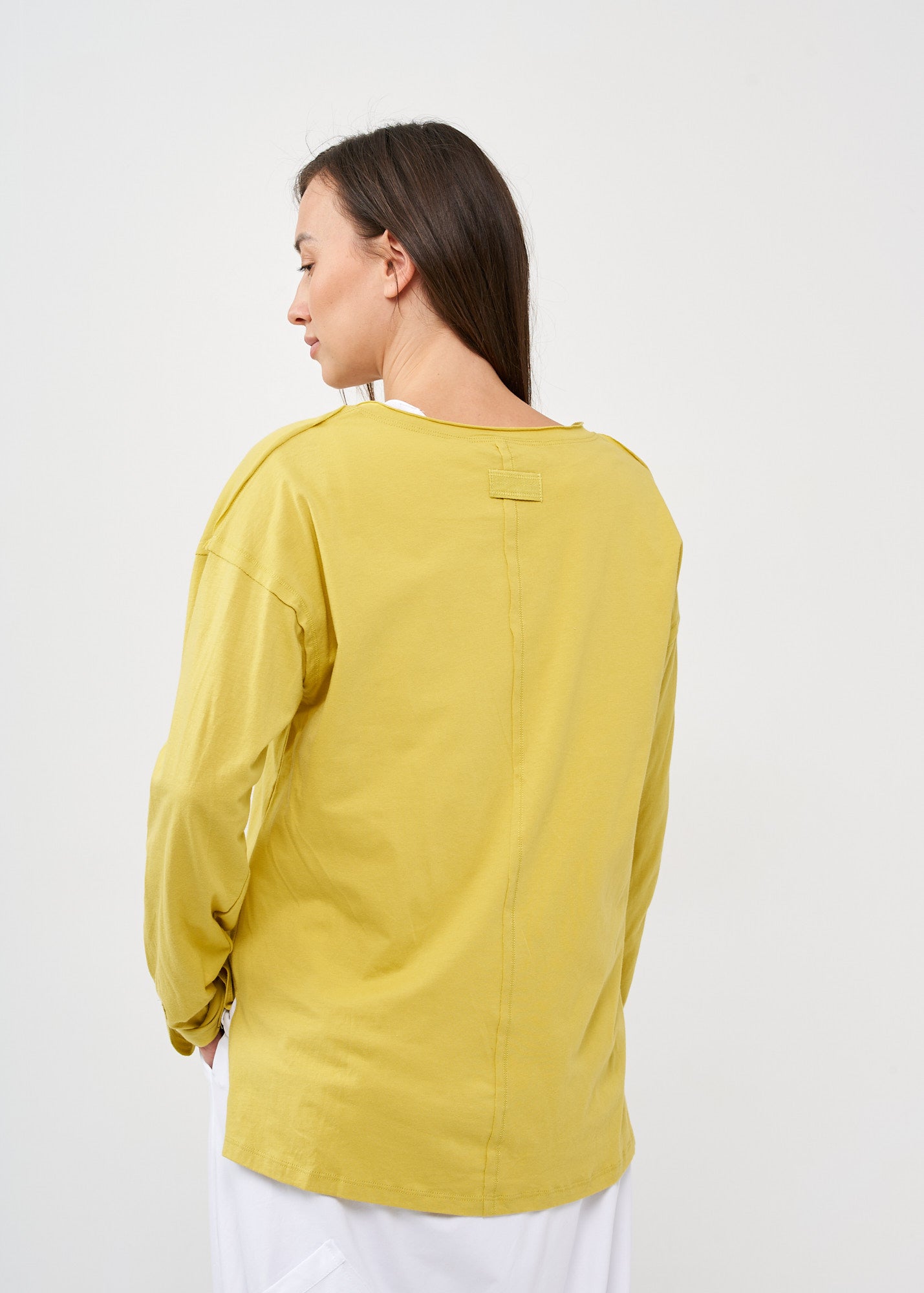Long sleeve shirt with three buttons and mustard ribbon