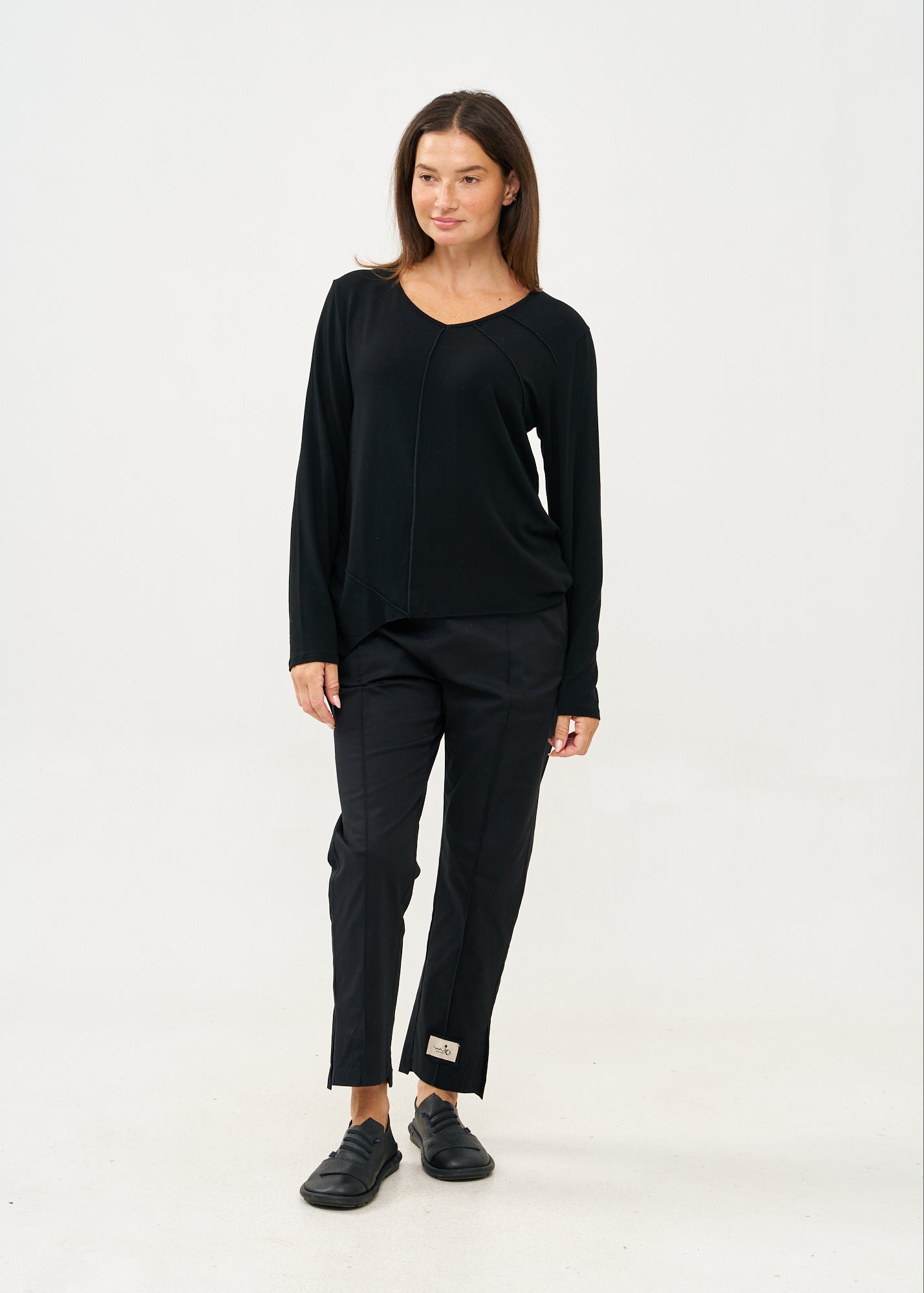 Black thin knit V-neck long sleeve shirt