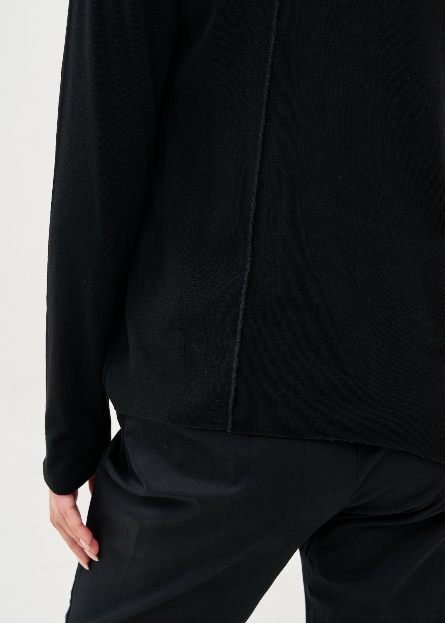 Black thin knit V-neck long sleeve shirt