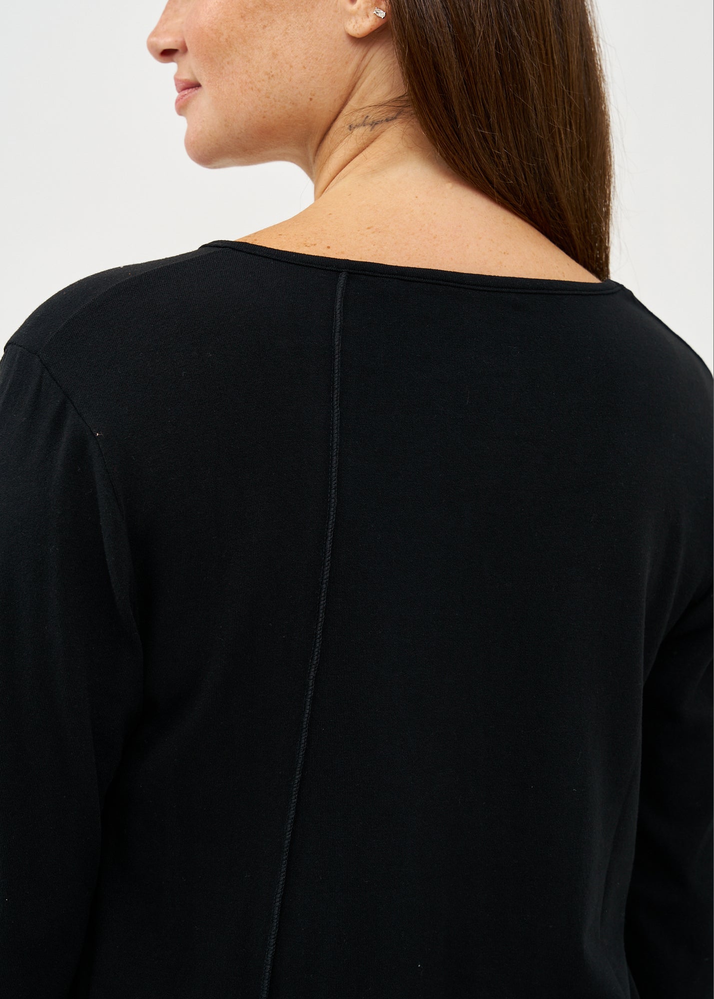 Black thin knit V-neck long sleeve shirt