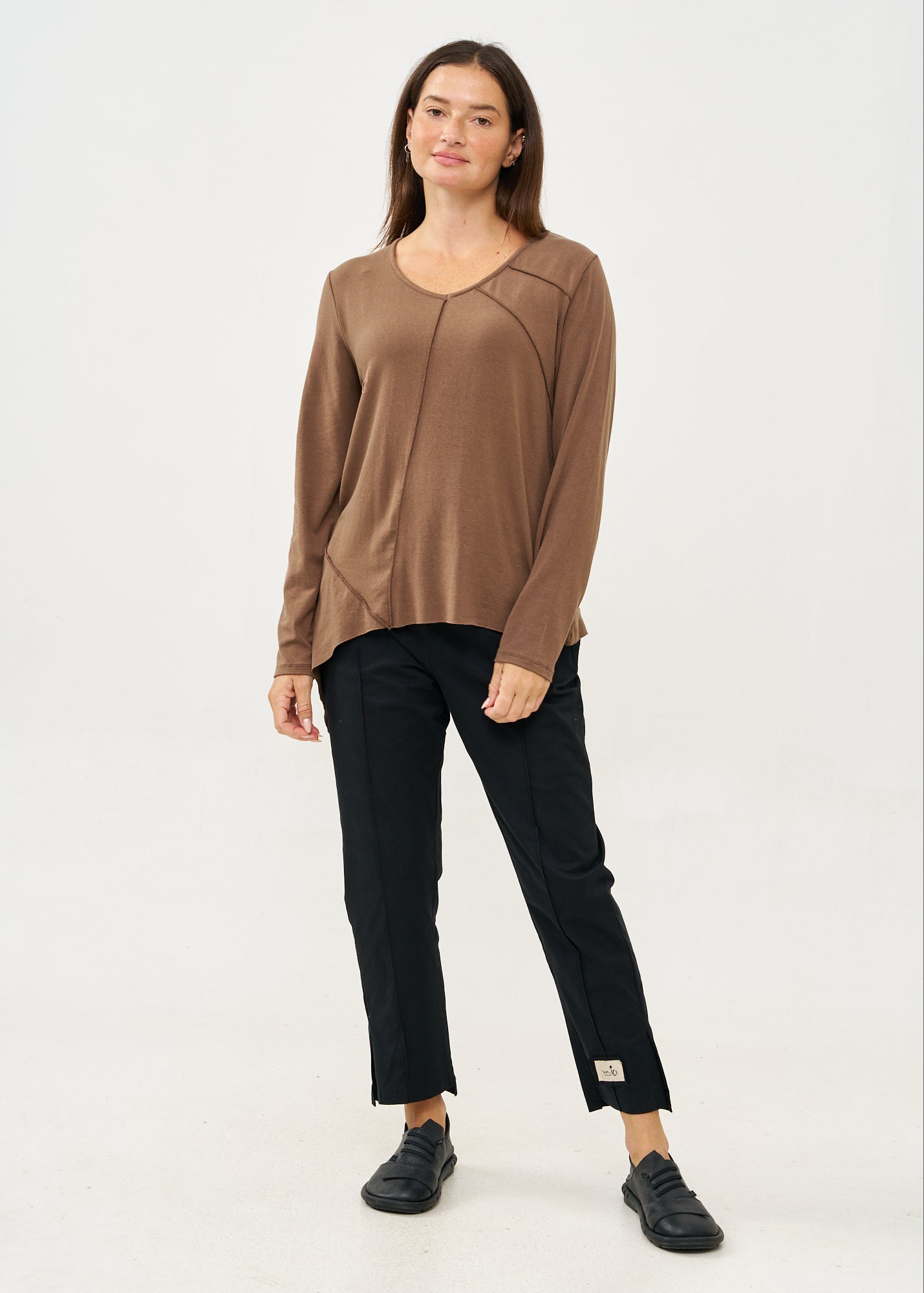 Long sleeve V-neck thin knit shirt in brown