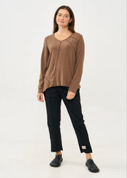 Long sleeve V-neck thin knit shirt in brown