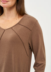 Long sleeve V-neck thin knit shirt in brown