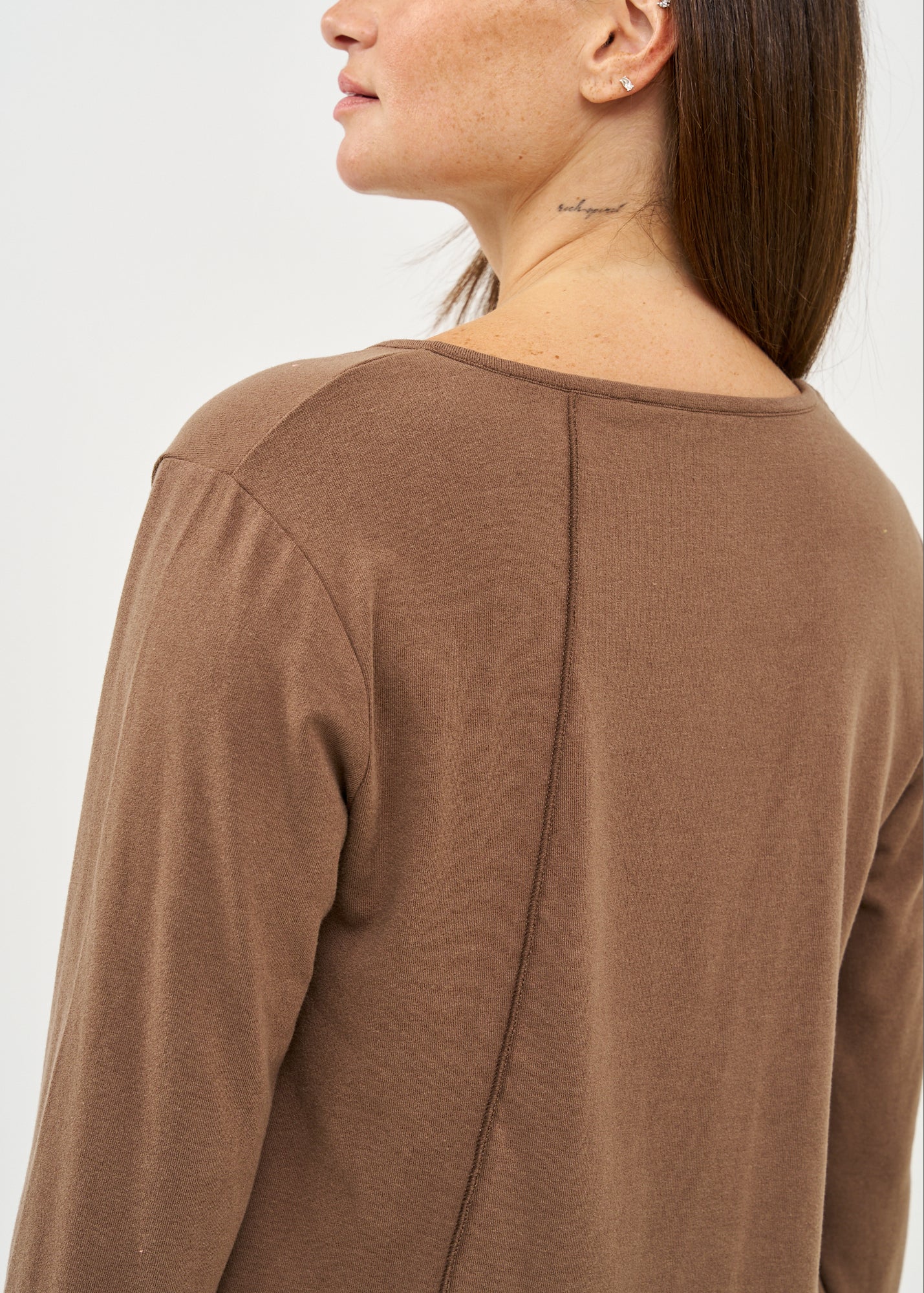 Long sleeve V-neck thin knit shirt in brown