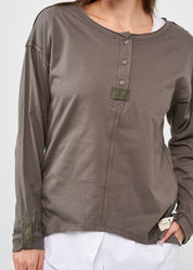 Long sleeve shirt with three buttons and dark gray ribbon