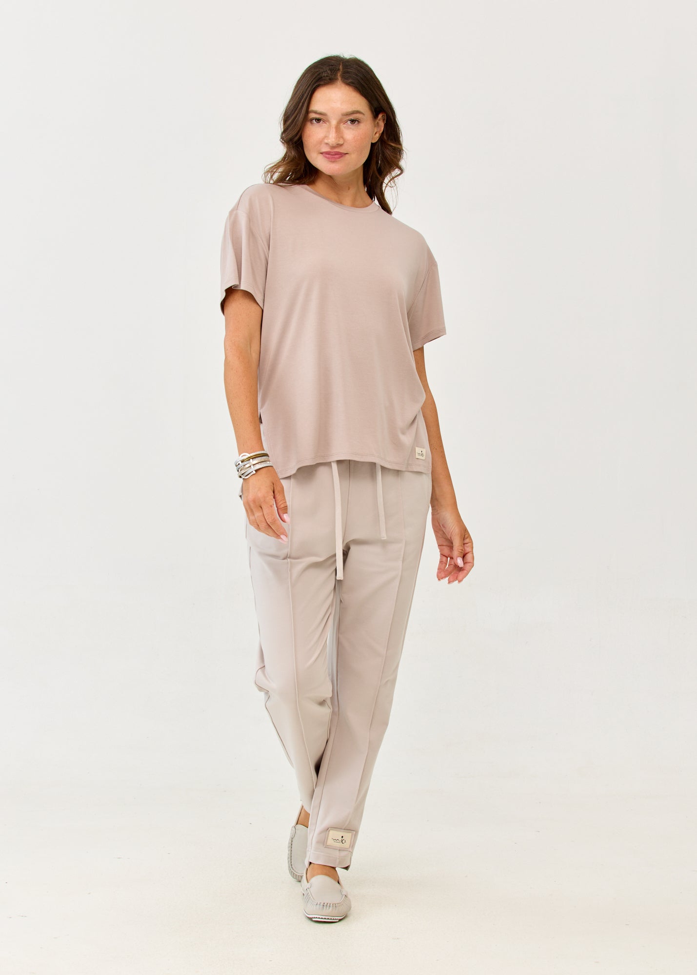 Stone short-sleeved t-shirt, straight fit, side slits