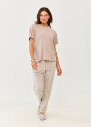 Stone short-sleeved t-shirt, straight fit, side slits