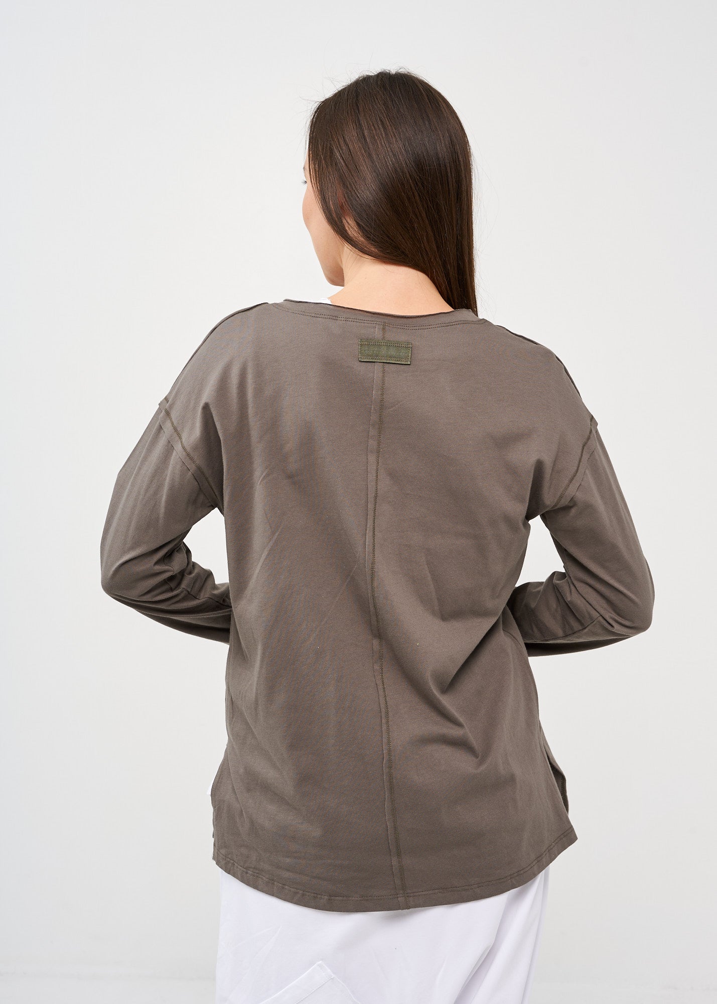 Long sleeve shirt with three buttons and dark gray ribbon