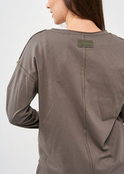 Long sleeve shirt with three buttons and dark gray ribbon