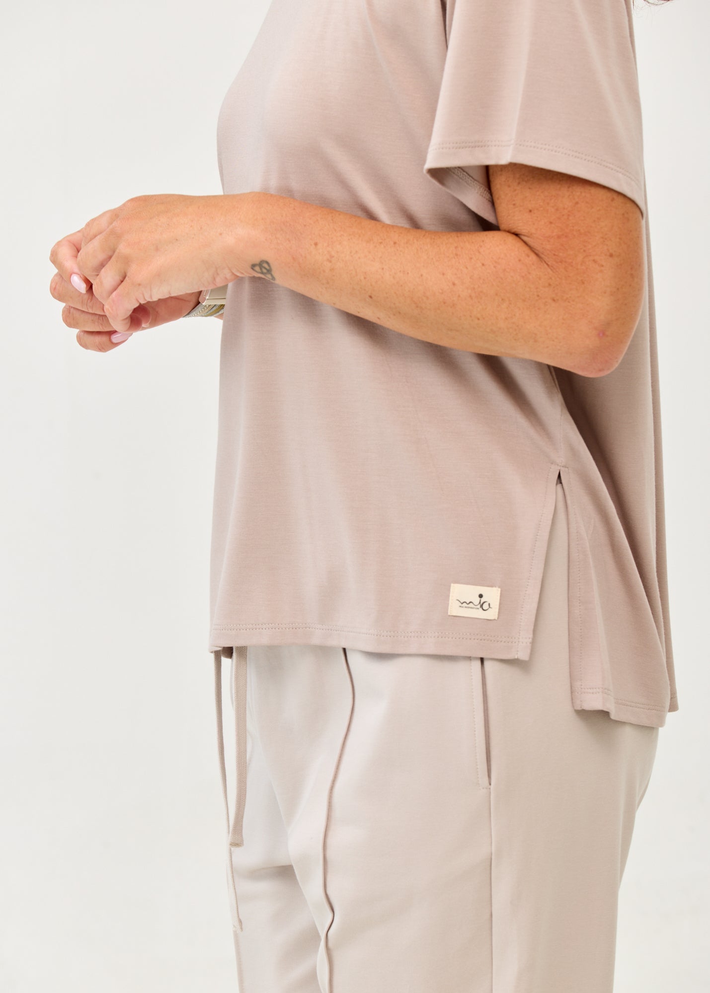 Stone short-sleeved t-shirt, straight fit, side slits