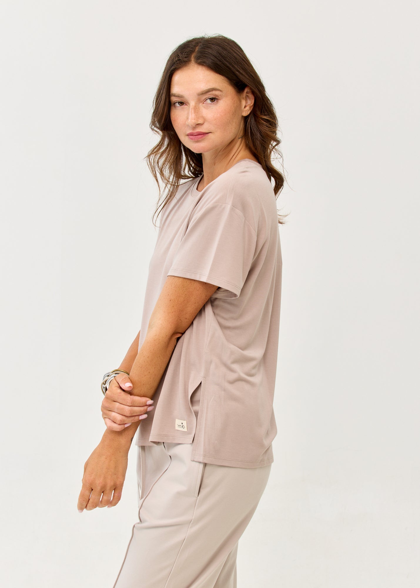Stone short-sleeved t-shirt, straight fit, side slits