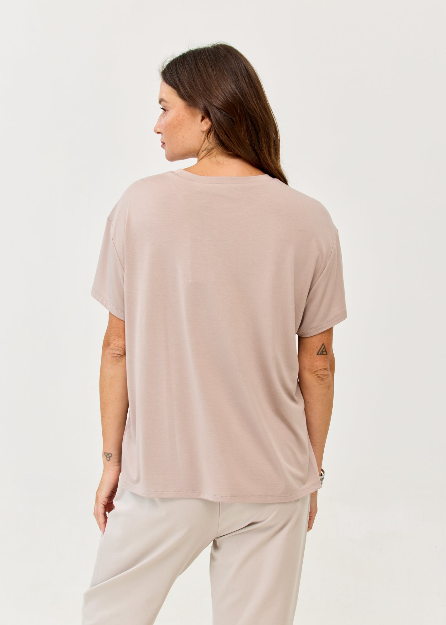 Stone short-sleeved t-shirt, straight fit, side slits