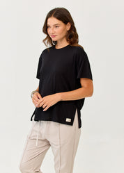 Straight short-sleeved T-shirt with side slits, black