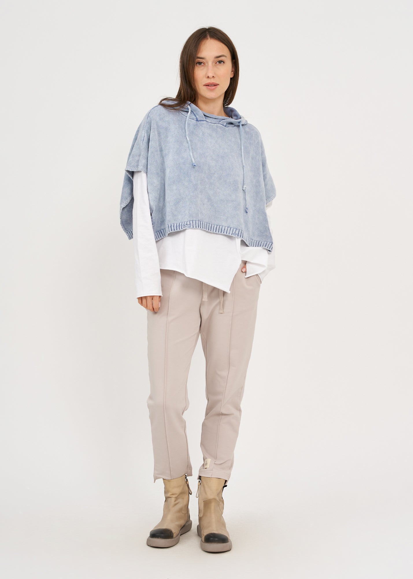Sleeveless knit top with blue hat