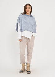 Sleeveless knit top with blue hat