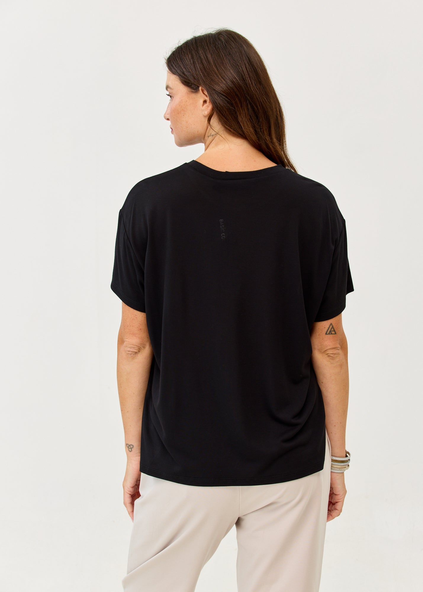 Straight short-sleeved T-shirt with side slits, black