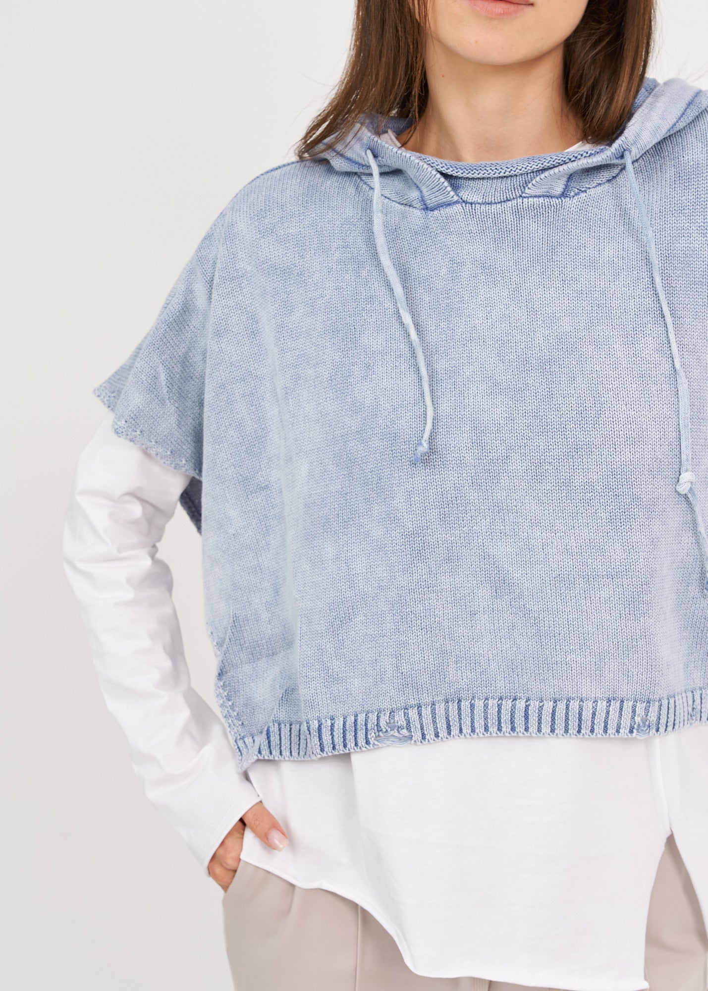 Sleeveless knit top with blue hat