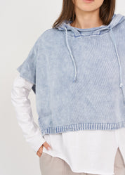 Sleeveless knit top with blue hat