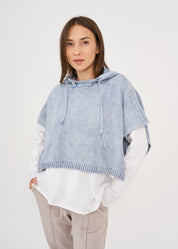 Sleeveless knit top with blue hat