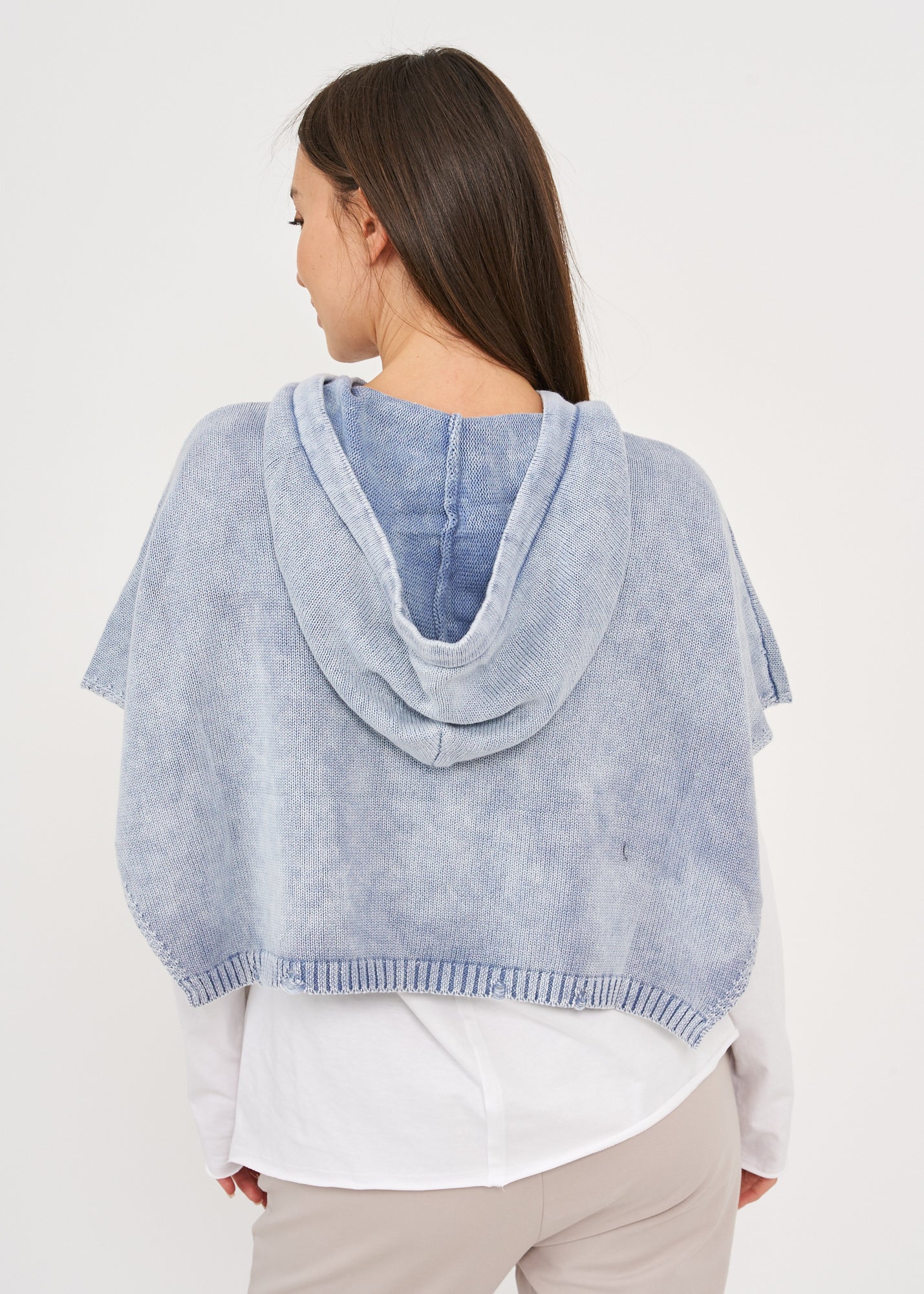 Sleeveless knit top with blue hat