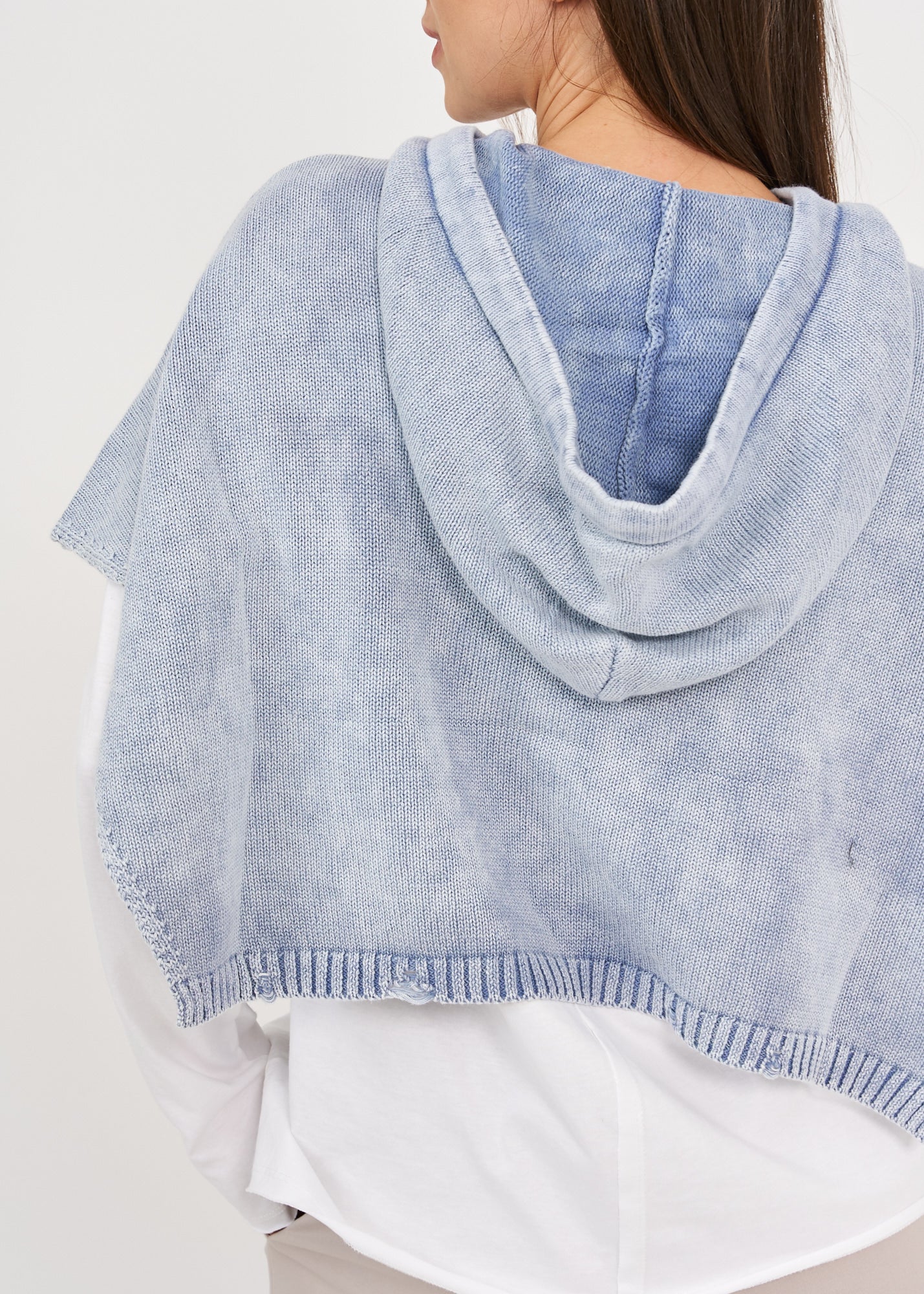 Sleeveless knit top with blue hat